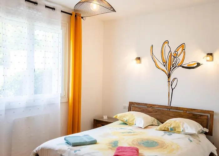 Aux Coquelicots Sauvages 3*